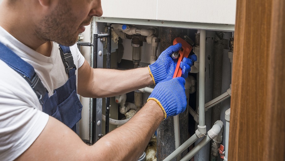 129 Sanitary Technician Working With Pipes Verkleinert